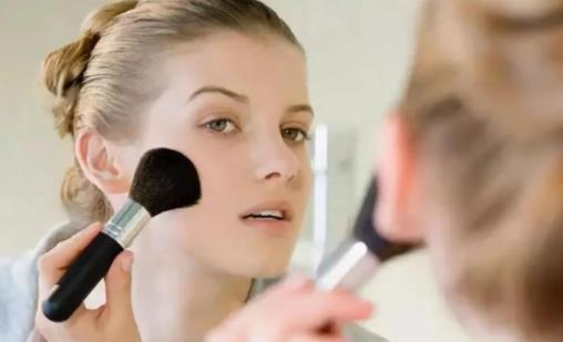 化妝后臉上起皮是什么原因 化妝后起皮了如何補(bǔ)救