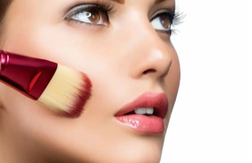 化妝后臉上起皮是什么原因 化妝后起皮了如何補(bǔ)救