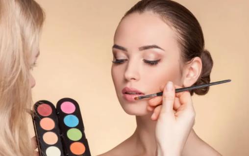 化妝后臉上起皮是什么原因 化妝后起皮了如何補(bǔ)救